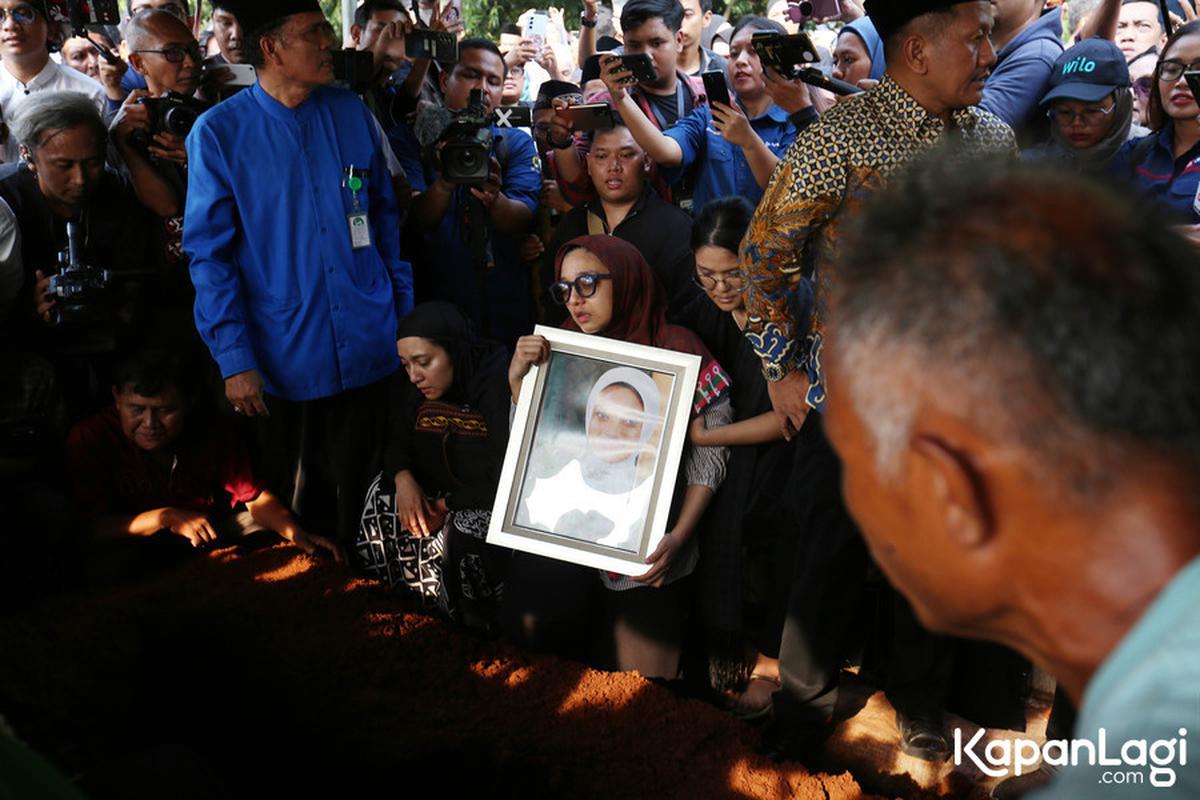 8 Potret Chiki Fawzi Putri Marissa Haque Ungkap Keinginan Ibu yang Belum Terwujud, Akui Ada Isyarat Sebelum Meninggal Dunia