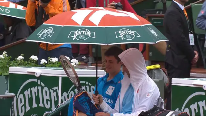 Petenis Serbia Ini Tak Malu Perlakukan 'Ball Boy' Seperti Raja