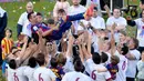 Momen tak terlupakan bagi Xavi ketika merayakan gelar juara bersama rekan-rekan setimnya di Barcelona (AFP PHOTO / JOSEP LAGO)