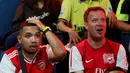 Fans tampak kecewa saat acara Roaring Night Arsenal vs Everton di Bulungan Theatre Building, Jakarta, Minggu (19/5/2024). The Gunners hanya finis di posisi kedua dengan 89 angka, kalah dari Manchester City yang bertengger di puncak Klasemen dengan 91 poin. (Bola.com/M Iqbal Ichsan)