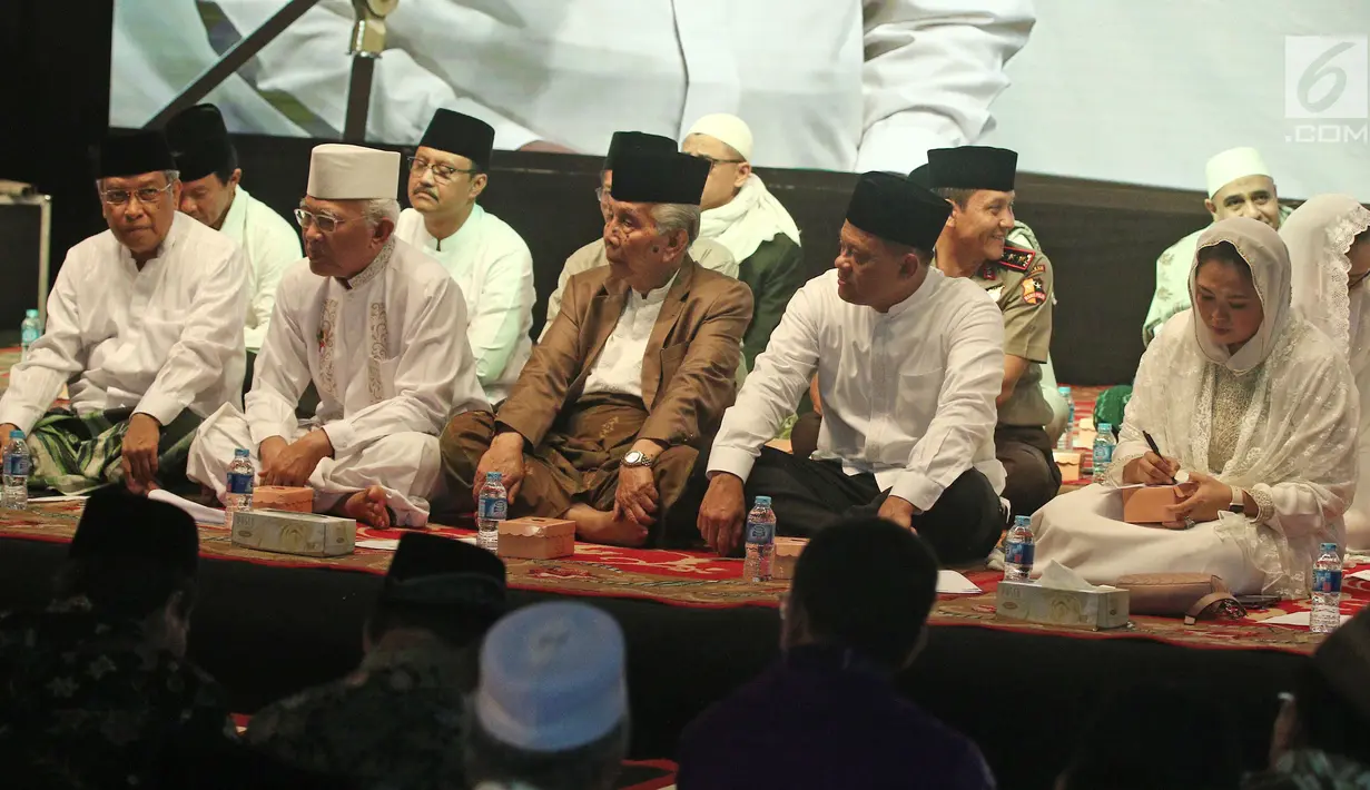 Sejumlah pejabat dan tokoh politik saat menghadiri peringatan Sewindu Haul Gus Dur di Jakarta, Jumat (22/12). Peringatan tersebut mengangkat tema Semua Demi Bangsa dan Negara. (Liputan6.com/Herman Zakharia)