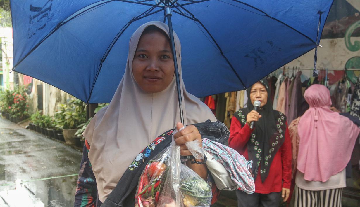 Melalui kegiatan tersebut, warga berupaya menumbuhkan kepedulian sosial sekaligus mempererat kebersamaan dengan berbagi kepada sesama. Tampak dalam foto, warga usai menerima bantuan bahan masakan dan pakaian layak pakai yang dibagikan secara cuma-cuma di permukiman RT 02/RW 04 kawasan Jati Padang, Jakarta, Jumat (6/3/2026). (merdeka.com/Arie Basuki)