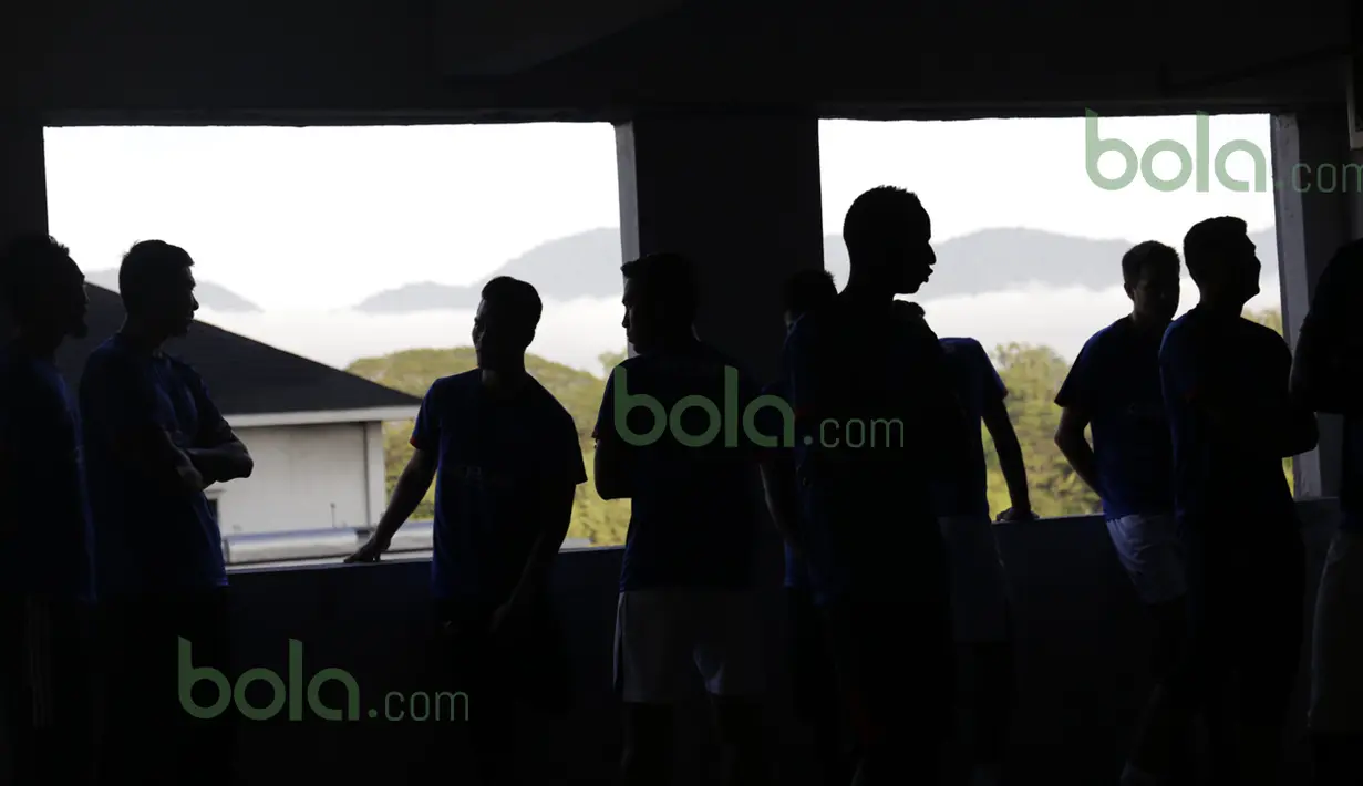 Siluet para Pemain T-Team saat berlatih ringan di parkiran mobil Hotel Tower Regency di Ipoh, Perak, Malaysia, Sabtu (30/01/2016). (Bola.com/Nicklas Hanoatubun)