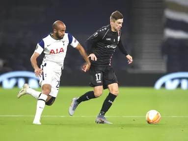 Pemain Tottenham Hotspur Lucas Moura (kiri) berebut bola dengan pemain LASK Andreas Gruber pada pertandingan Grup J Liga Europa di London, Inggris, Kamis (22/10/2020). Tottenham Hotspur menang 3-0. (Adam Davy/Pool via AP)