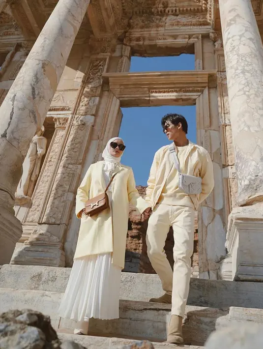<p>Yellow on white adalah tema outfit couple yang warm, soft dan menarik, lho.&nbsp;(instagram/dindahw)</p>