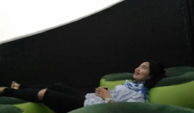 Di bioskop mini 360 derajat, posisi menonton bukan duduk manis di kursi tetapi berbaring di tumpukan bean bag. (Liputan6.com/Dinny Mutiah)