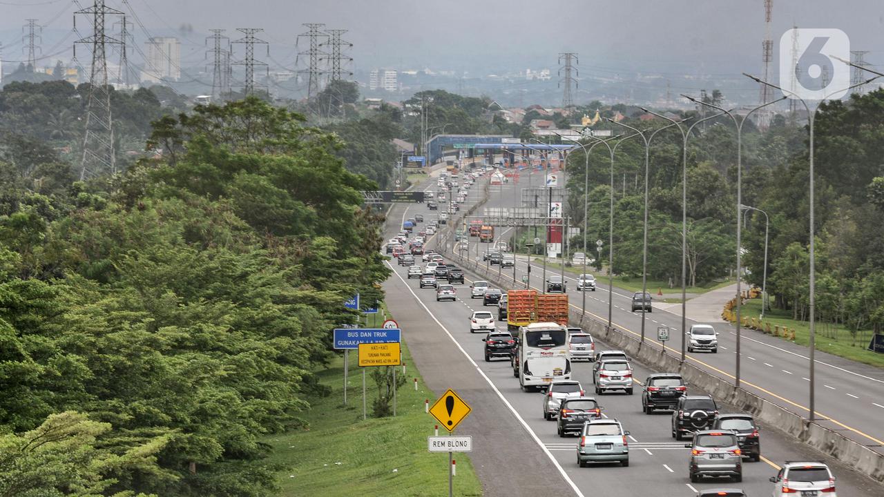 FOTO: Puncak Arus Balik Via Tol Tembus 137 Ribu Kendaraan