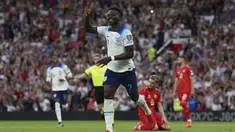 Gelandang Inggris, Bukayo Saka berselebrasi seteleh mencetak gol hattricknya ke gawang Makedonia Utara pada pertandingan lanjutan grup C Kualifikasi Euro 2024 di Old Trafford, Manchester, Inggris, Selasa, (20 Juni 2023. (Tim Goode/PA via AP)