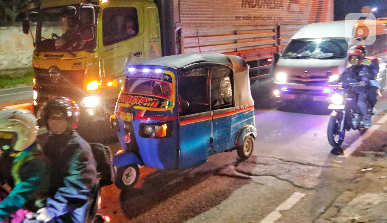 Kepadatan arus kendaraan pemudik di jalur Pantura Kota Cirebon ini terjadi sejak Selasa (18/4/2023) pagi atau dini hari. (Liputan6.com/Angga Yuniar)