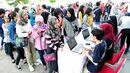 Sejumlah peserta mengantre untuk melakukan registrasi acara EMTEK Goes To Campus (EGTC) 2017 di Universitas Airlangga, Surabaya, Jatim, Rabu (13/9). EGTC Surabaya berlangsung 13 & 14 September 2017. (Liputan6.com/Helmi Afandi)