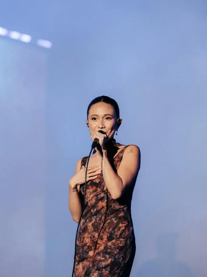 Malam Debut Niki Zefanya di Prambanan Jazz 2026 yang Magis, Tampil dengan Gaun Abstrak