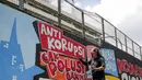 Pekerja seni membuat mural di kawasan Palmerah, Jakarta, Minggu (23/1/2022). Kegiatan yang bertajuk Repaint Indonesia ini dilakukan sebagai gerakan untuk mengajak kita Melukiskan Ulang Indonesia berdasarkan gagasan, perspektif, karya bahkan imajinasi masing-masing. (Liputan6.com/Faizal Fanani)