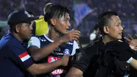 Ahmad Nur Hardianto saat diamankan seusai pertandingan kontra Persebaya dari serbuan Aremania di Stadion Kanjuruhan, Malang, Sabtu (6/10/2018). (Bola.com/Iwan Setiawan)