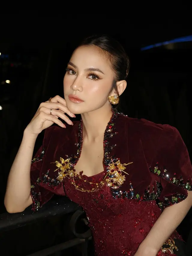 2. Detail Bordir Emas dan Taburan Payet Warna-warni