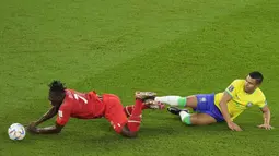 Casemiro merupakan salah satu gelandang bertahan terbaik yang dimiliki Brasil. Dalam pertandingan melawan Swiss dirinya didapuk mengawasi pergerakan dari Breel Embolo. (AP Photo/Darko Bandic)