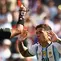 Wasit asal Slovenia, Slavko Vincic, memberikan kartu merah kepada gelandang Argentina #24 Enzo Fernandez pada pertandingan final Piala Dunia 2026 antara Spanyol dan Argentina di Stadion New York/New Jersey di East Rutherford pada 19 Juli 2026. (CHARLY TRIBALLEAU/AFP)