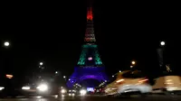 Menara Eiffel di Paris menampilkan warna pelangi pada Senin (13/6/2016)  malam, sebagai penghormatan untuk para korban penembakan brutal di klub malam gay di Orlando, Florida AS. (Thomas SAMSON/AFP)