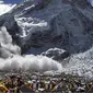 Video yang memperlihatkan longsoran salju yang menerjang para pendaki di Gunung Everest setelah Gempa Nepal.