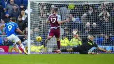 Kiper Aston Villa, Emiliano Martinez (kanan) menghalau tendangan dari pemain Everton, Dominic Calvert-Lewin pada laga lanjutan Liga Inggris 2023/2024 di Goodison Park, Liverpool, Inggris, Minggu (14/01/2024) malam WIB. (AP Photo/Jon Super)
