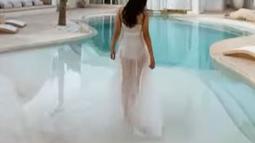 Tiffany Soetanto memamerkan swimsuit putih dipadu dengan kain tile panjang sebagai pakaian yang dikenakan saat pemotretan. (Foto: Instagram/@tiffanysoetanto)