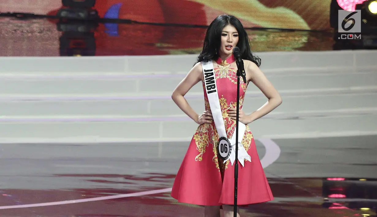 Finalis Puteri Indonesia asal Jambi saat tampil pada Malam Puncak Puteri Indonesia 2018 di JCC, Jakarta, Jumat (9/3). 39 perempuan cantik dan berbakat dari 34 provinsi yang berebut mahkota dan selempang juara. (Liputan6.com/Herman Zakharia)