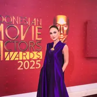 Malam itu, Luna tampil begitu memukau dalam balutan gaun ungu rancangan Didiet Maulana dari Svarna by IKAT Indonesia, sebuah pilihan yang langsung mencuri perhatian sejak langkah pertamanya di karpet merah. [@lunamaya].