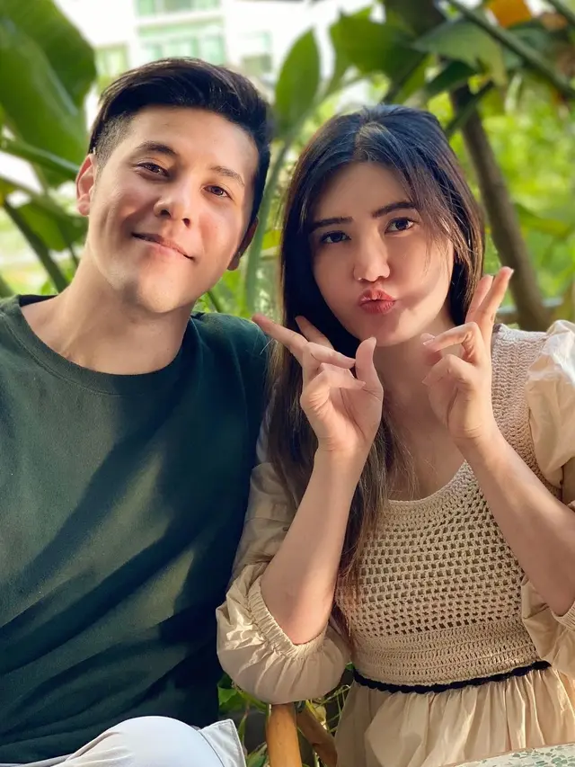 Pernikahan Digelar Live 5 Hari di TV, Ini 6 Potret Mesra Via Vallen dan Chevra Yolandi