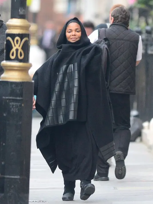 Berbeda dengan kakaknya, Janet Jackson memutuskan masuk Islam lantaran ia menikah dengan Wissam Al Mana di tahun 2012. Janet yang kini sedang menunggu kelahiran anak pertamanya juga sudah tampil dengan hijabnya. (doc.dailymail)
