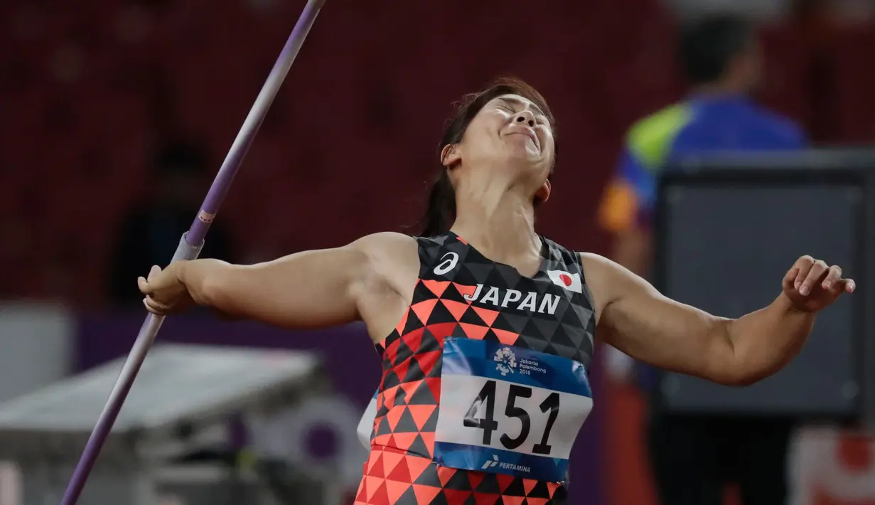 Atlet Jepang, Marina Saito tampil pada Final Lempar Lembing Putri Asian Games 2018 di Stadion Utama Gelora Bung Karno, Jakarta, Selasa (28/8). (AP Photo/Lee Jin-man)