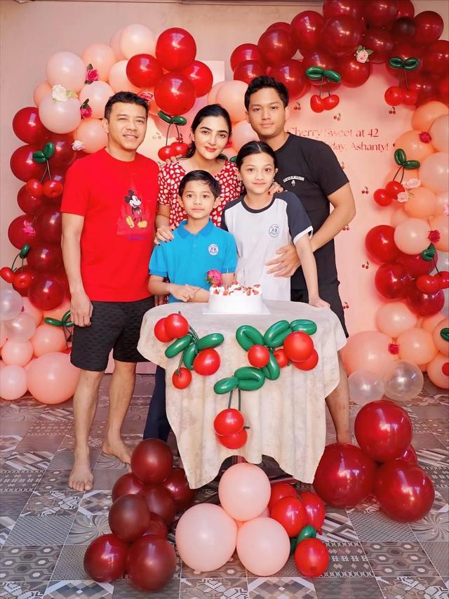 Potret Ashanty Pakai Daster saat Dapat Kejutan Ulang Tahun ke-42 (Instagram/@ashanty_ash)