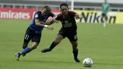 Bek PSM Makassar, Taufik Hidayat, berebut bola dengan striker Home United, Hafiz Nor, pada laga Piala AFC 2019 di Stadion Pakansari, Jawa Barat, Selasa (30/4). PSM menang 3-2 atas Home United. (Bola.com/M Iqbal Ichsan)