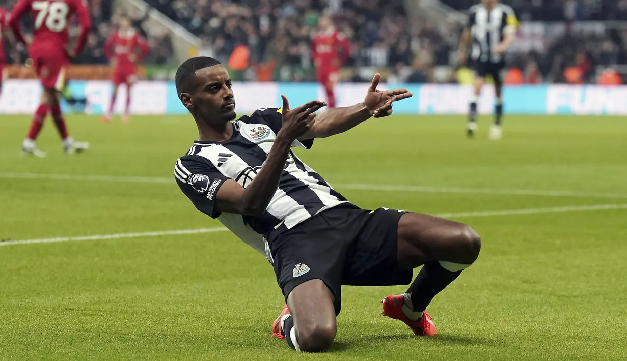 Pemain Newcastle, Alexander Isak melakukan selebrasi setelah mencetak gol pertama timnya ke gawang Liverpool pada laga lanjutan Liga Inggris 2024/2025 di St James Park Stadium, Newcastle, Inggris, Kamis (05/12/2024) WIB. (AP Photo/Ian Hodgson)