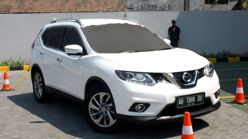 Nissan Tantang Pengemudi X-Trail Parkir Tanpa Lihat Spion