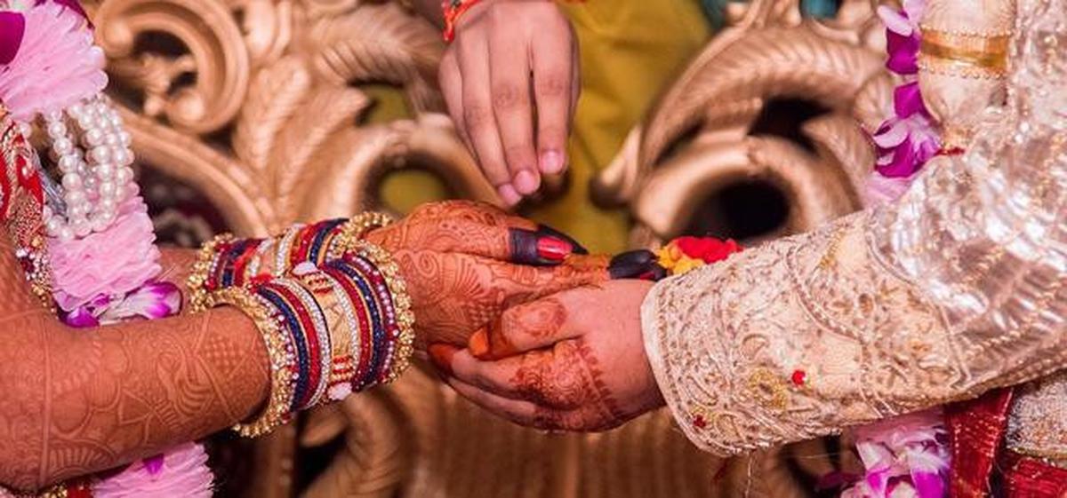 Heboh Wanita Pura-Pura Berubah Jadi Ular untuk Menghindari Perjodohan
