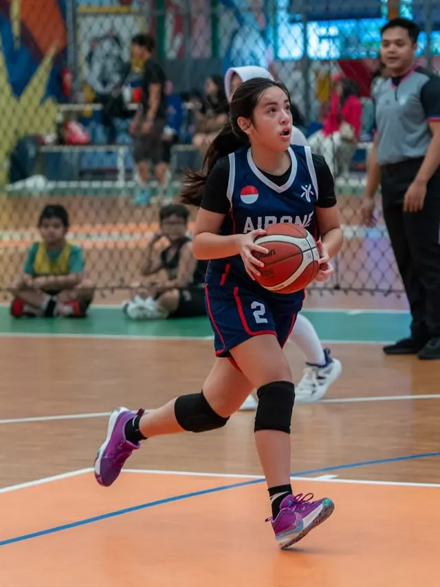 6 Potret Mikhayla Anak Nia Ramadhani Tanding Main Basket, Penuh Semangat