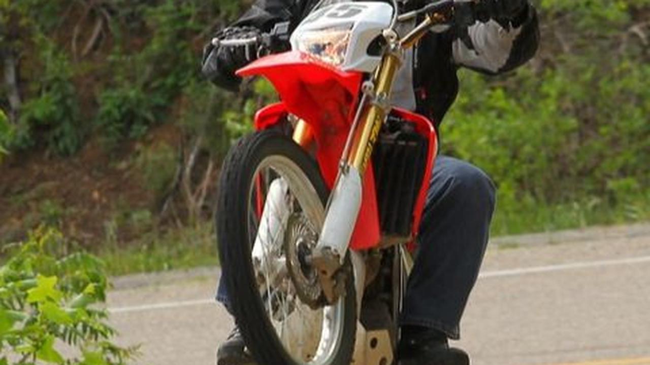 Melakukan Manuver Wheelie di Lokasi yang Aman