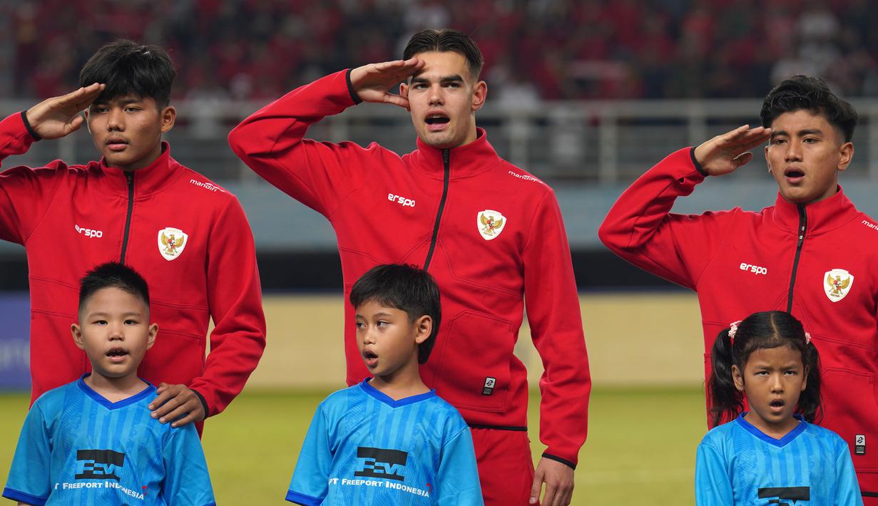 <p>Pemain Timnas Indonesia, Jens Ravens (tengah) bersama rekan-rekannya menyanyikan lagu kebangsaan Indonesia Raya saat laga semifinal Piala AFF U-19 2024 melawan Malaysia di Stadion Gelora Bung Tomo, Surabaya, Sabtu (27/07/2024). (Dok. PSSI)</p>