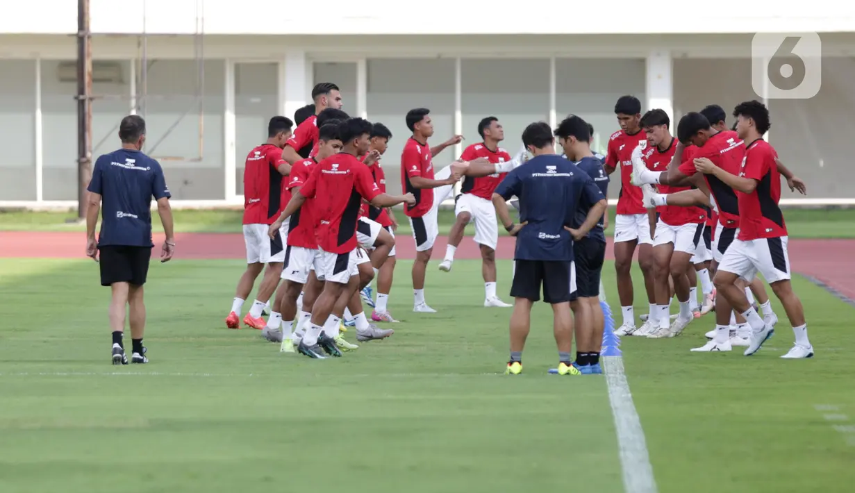 Latihan dimulai dengan sesi permainan ringan (games), kemudian dilanjutkan dengan pemanasan berupa berlari ringan mengelilingi lapangan. (Liputan6.com/Helmi Fithriansyah)