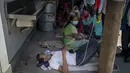 Seorang pasien menerima oksigen di luar Gurdwara, rumah ibadah Sikh, di New Delhi, India, pada  24 April 2021. Pemerintah India berjuang untuk mendapatkan pasokan oksigen ke rumah sakit yang kewalahan oleh ratusan ribu kasus harian baru setiap harinya. (AP Photo/Altaf Qadri)