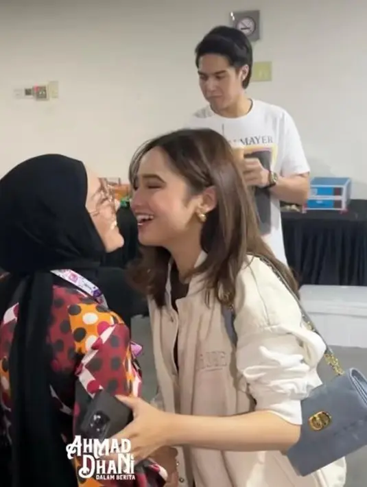 <p>Dibuat dari kulit domba berwarna biru awan, tas ini menonjol dengan efek jahitan Macrocannage yang unik, serta penutup yang diberi aksen kait putar CD logam berlapis emas yang terinspirasi oleh segel botol parfum Christian Dior. Melansir dari situs resminya, tas ini ditaksir seharga Rp54 juta. [YouTube/Ahmad Dhani Dalam Berita].</p>