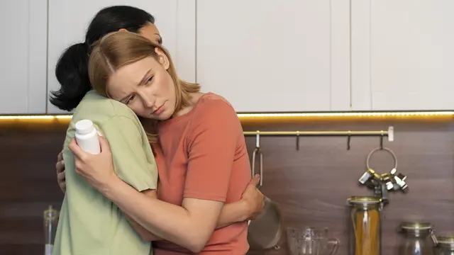 wanita memeluk wanita sedang ingin bunuh diri