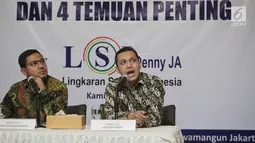 Peneliti senior LSI Denny JA, Ardian Sopa (kanan) bersama Ikrama Masloman memaparkan hasil quick count mereka di Jakarta, Kamis (2/5/2019). LSI Denny JA menyatakan Jokowi-Ma'ruf unggul di 21 provinsi, sedangkan 13 provinsi lainnya dikuasai Prabowo Subianto-Sandiaga Uno. (Liputan6.com/Faizal Fanani)