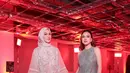 Hadiri show Sapto Djojokartiko, Shandy Aulia pilih sleeveless dress lace bernuansa abu-abu yang anggun [@shandyaulia]