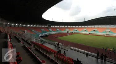 Suasana dalam Stadion Pakansari, Kabupaten Bogor, Selasa (9/8). Berstandar internasional, stadion ini menggunakan rumput jenis bermuda untuk area lapangan hijau serta berkapasitas 31.000 kursi penonton. (Liputan6.com/Helmi Fithriansyah)