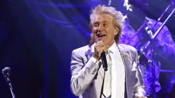 Rod Stewart tampil pada konser amal untuk membantu kanker prostat Raise the Roof yang diselenggarakan oleh Jools Holland di Royal Albert Hall, London, Inggris, 22 Juni 2022. Rod Stewart sendiri sebelumnya berjuang melawan penyakit kanker prostat, namun kini telah mengalami remisi. (Suzan Moore/PA via AP)