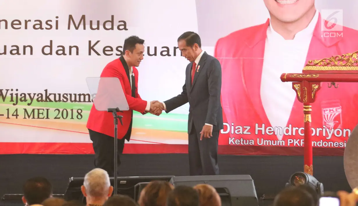 Presiden Jokowi berjabat tangan dengan Ketua umum baru PKPI, Diaz Hendropriyono saat menutup kongres luar biasa PKPI di Jakarta, Senin (14/5). Diaz terpilih secara aklamasi sebagai Ketua Umum PKPI menggantikan AM Hendropriyono. (Liputan6.com/Angga Yuniar)