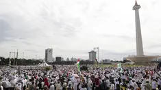 Massa demo 2 Desember memadati lapangan Monas, Jakarta, Jumat (2/12). Demo 2 Desember ini  digelar sebagai lanjutan dari aksi 4 November 2016. (Liputan6.com/Faizal Fanani)