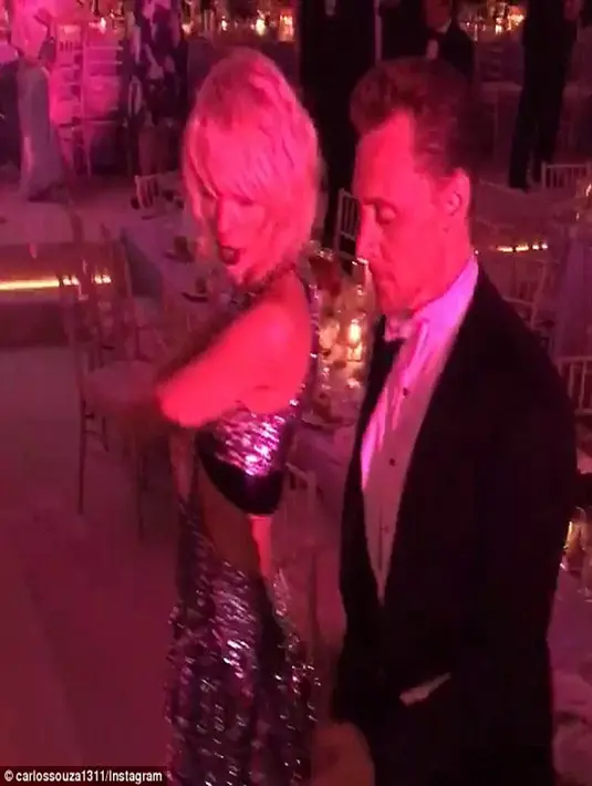 Banyak saksi yang mengatakan bahwa Taylor dan Tom juga tak terpisahkan oleh situasi sepanjang Met Gala. Keduanya pun malah asyik berdansa dengan mesra. (dailymail/Bintang.com)