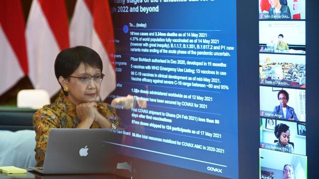 Menlu Retno Marsudi memimpin pertemuan virtual COVAX AMC Engagement Group (EG) Meeting ke-4 pada Senin (17/5). (Dok: Kemlu RI)