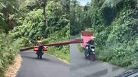 Aksi pengendara motor bawa seng panjang di jalanan (Sumber: Instagram/ererree3)